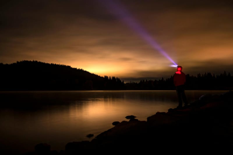 camping headlamp night — ілюстрація до статті