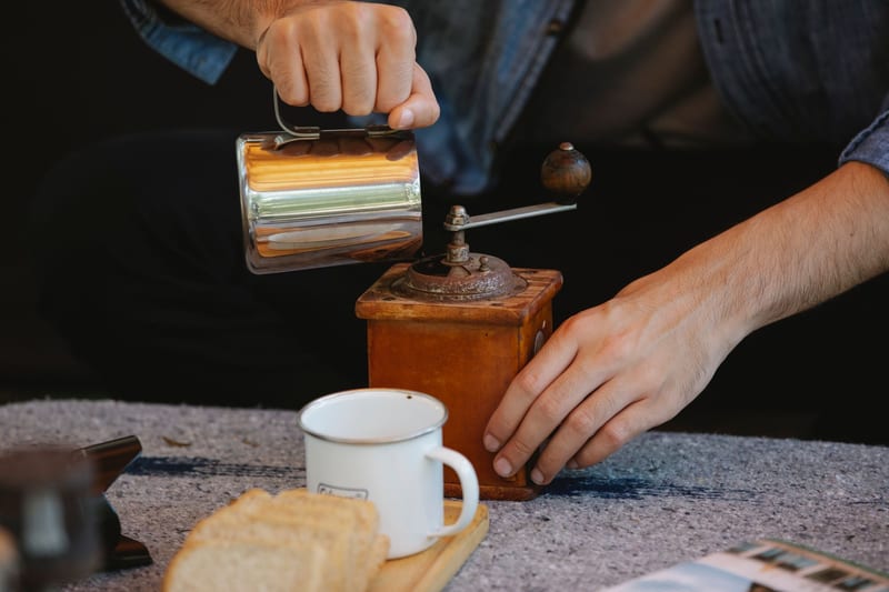 manual coffee grinder — ілюстрація до статті