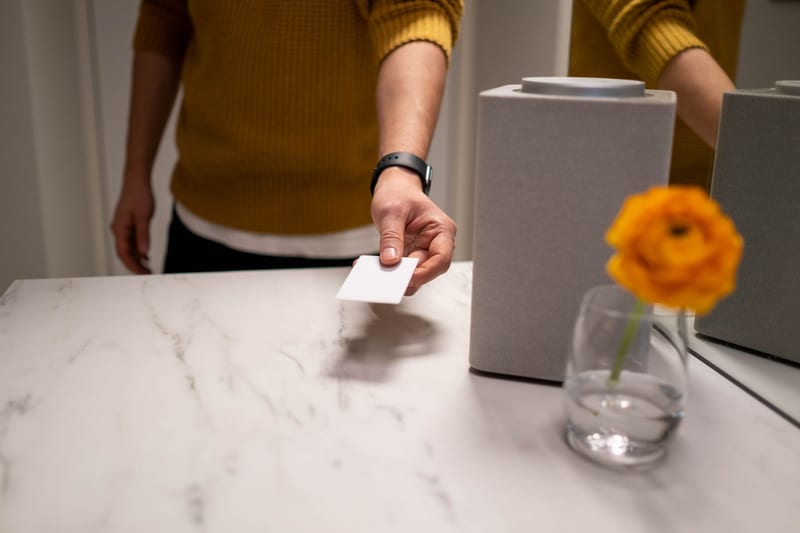 air purifier tabletop eastern european person — ілюстрація до статті