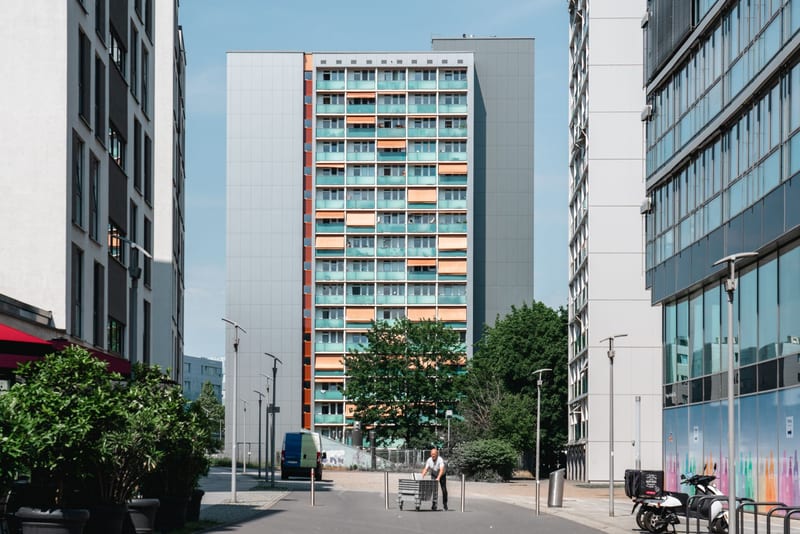 motion detector apartment eastern european person — ілюстрація до статті