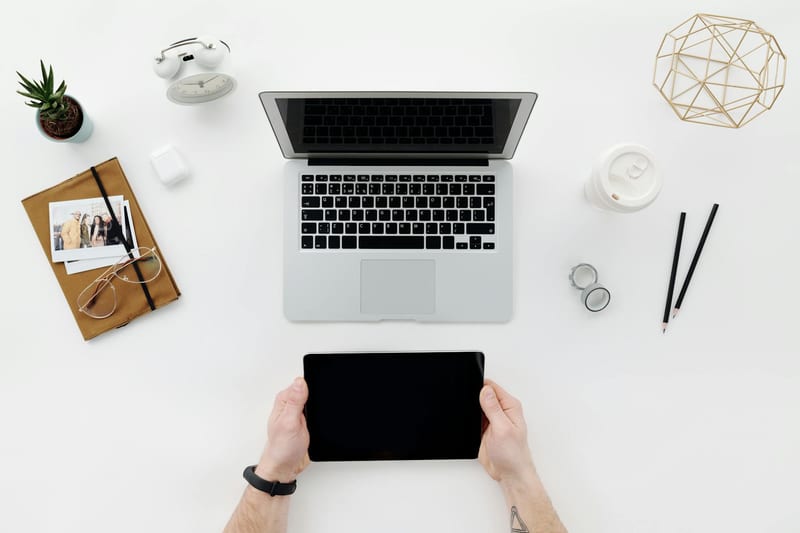 budget tablet desk workspace — ілюстрація до статті