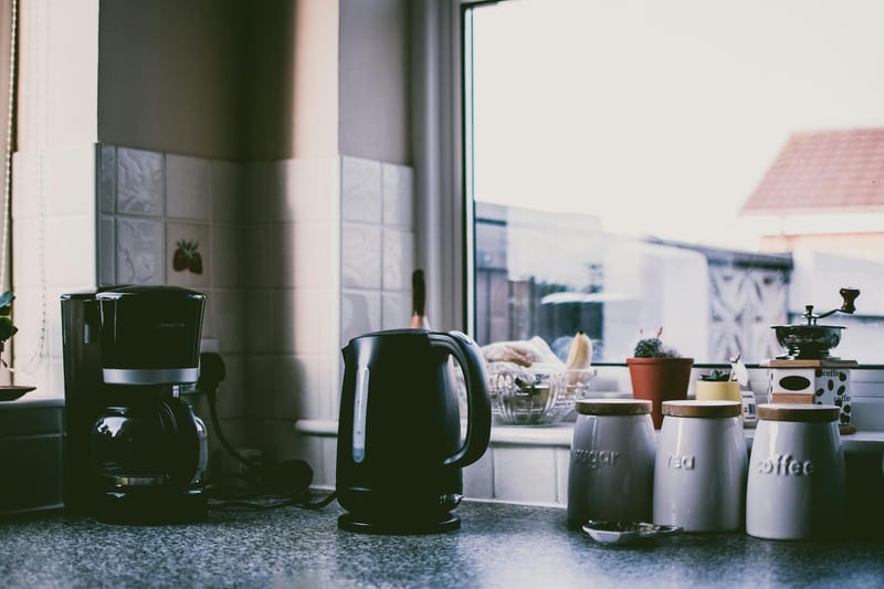 budget coffee maker kitchen counter — ілюстрація до статті