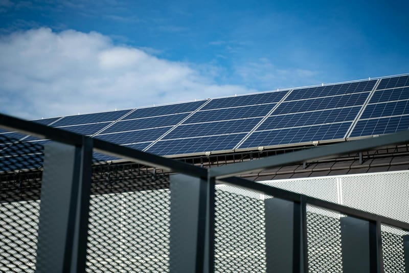 solar panel balcony eastern european person — ілюстрація до статті