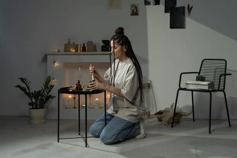 aroma diffuser home eastern european person — иллюстрация к статье