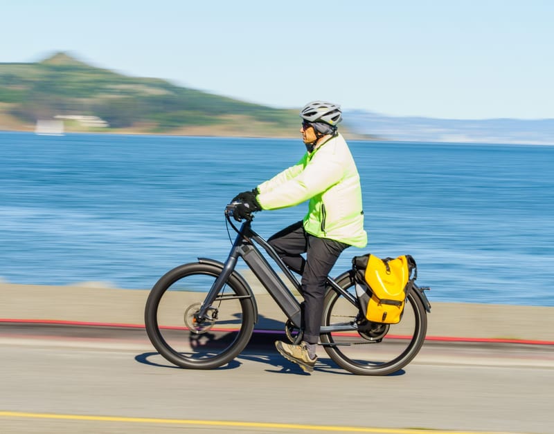 e-bike poncho rider eastern european person — ілюстрація до статті