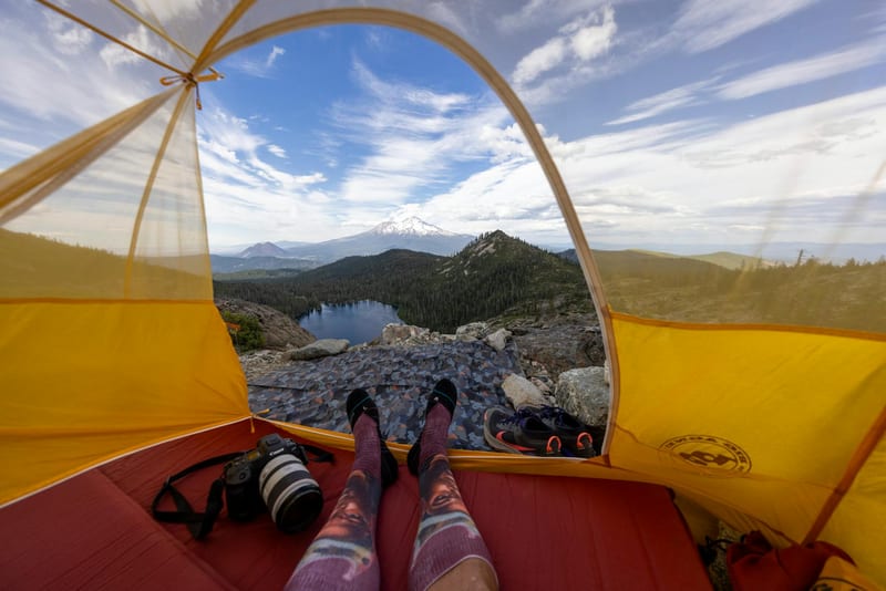 two person tent mountain outdoor — ілюстрація до статті