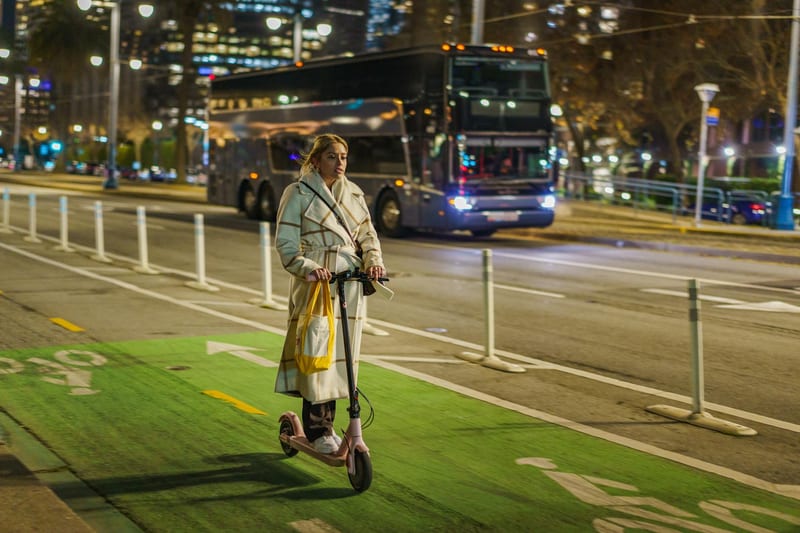 electric scooter street ride — ілюстрація до статті
