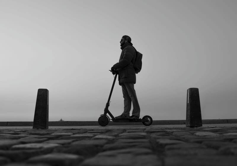 electric scooter commuting — ілюстрація до статті