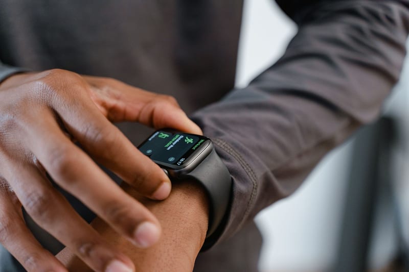 smartwatch child wrist — ілюстрація до статті