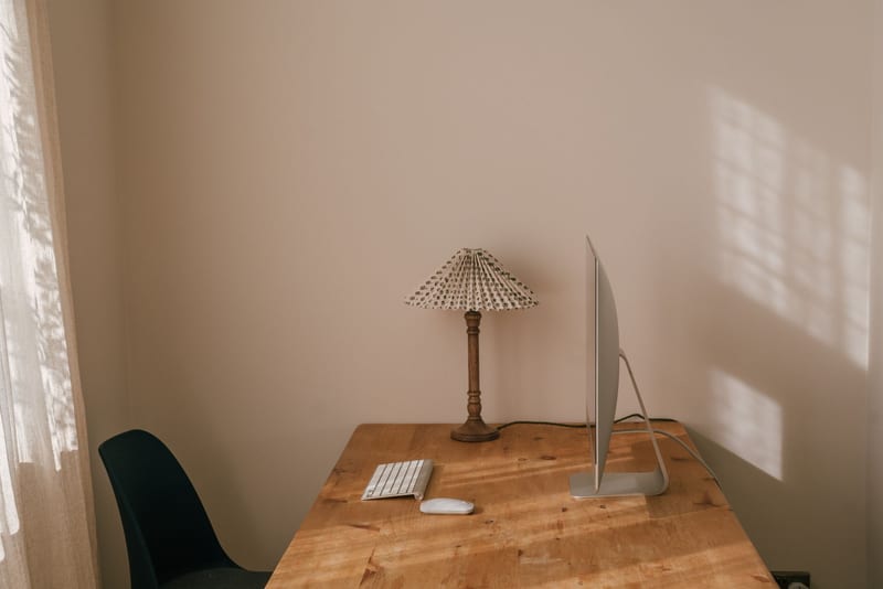 daylight lamp desk — ілюстрація до статті