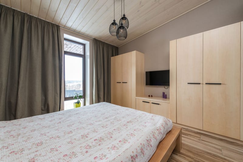 led ceiling light bedroom eastern european person — ілюстрація до статті