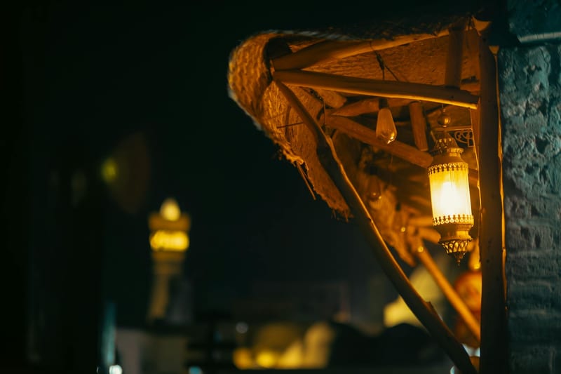 camping lantern night eastern european person — ілюстрація до статті