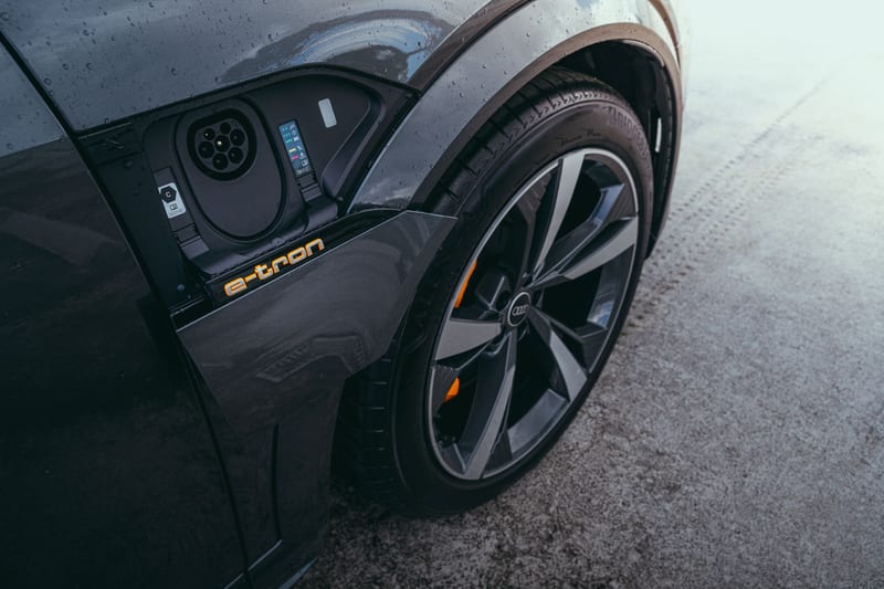 electric car charging — ілюстрація до статті