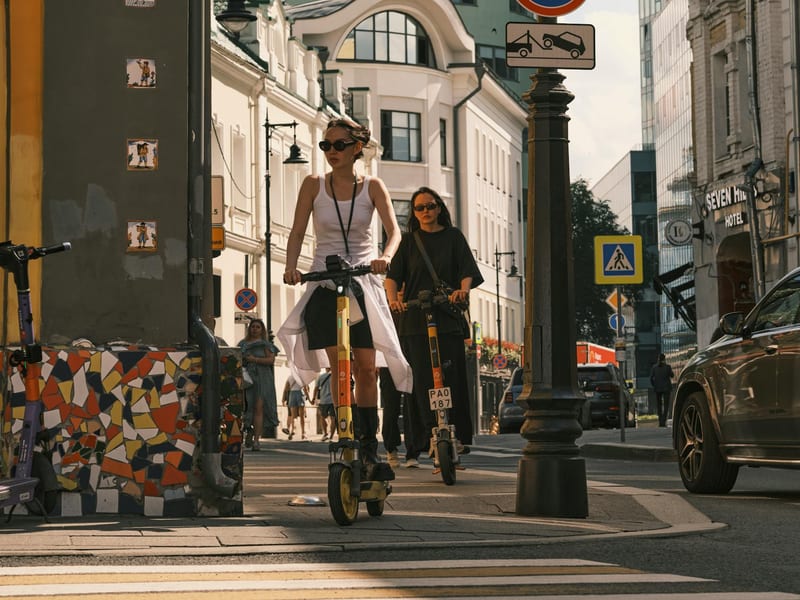 electric scooter city street — ілюстрація до статті