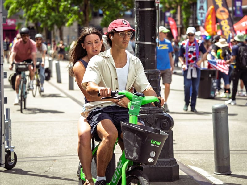 electric scooter city street eastern european person — приклад для огляду, фото 3