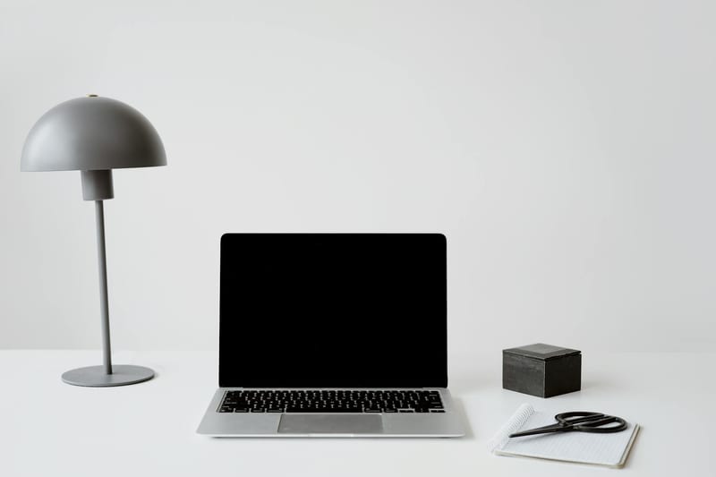 office desk lamp laptop — ілюстрація до статті