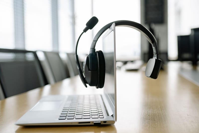 wireless headset office — ілюстрація до статті