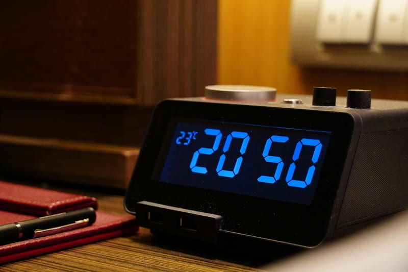 alarm clock projector bedside desk — ілюстрація до статті