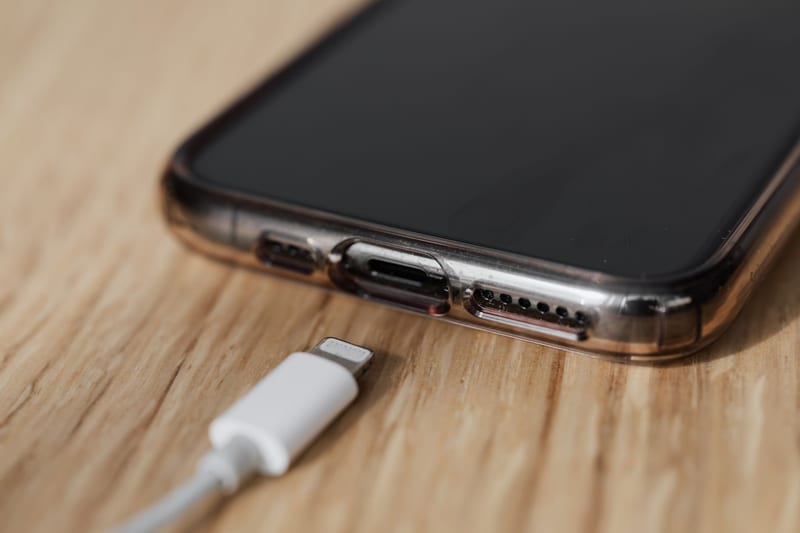 phone charging cable — ілюстрація до статті