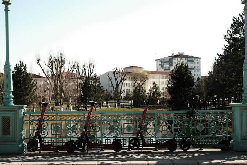 самокат для дорослих. Електросамокати для міста — иллюстрация к статье