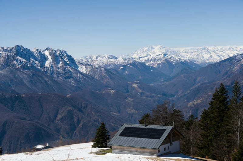 solar security camera eastern european person — ілюстрація до статті