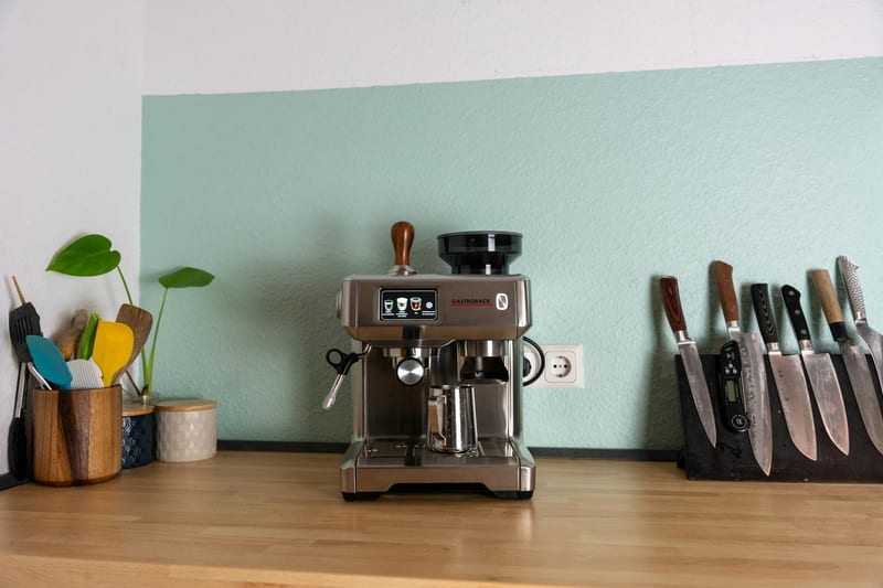 coffee machine kitchen counter home — ілюстрація до статті