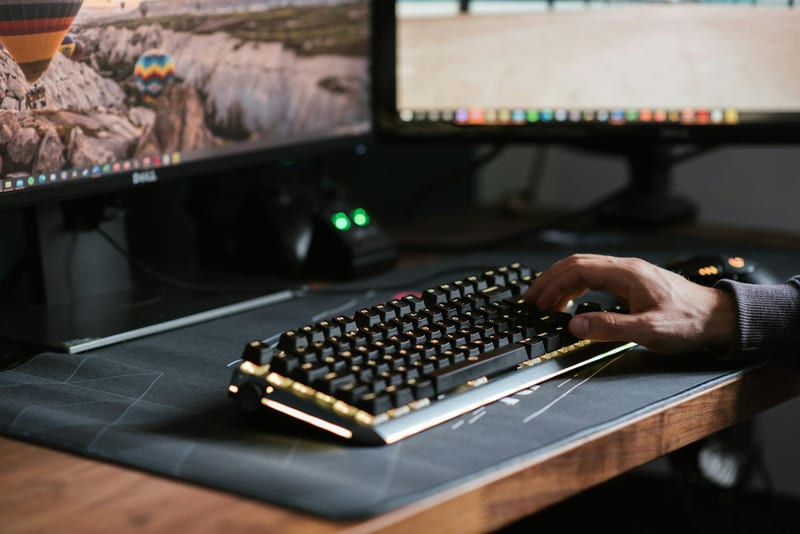 keyboard backlit typing desk — ілюстрація до статті