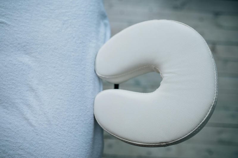 massage cushion chair eastern european person — иллюстрация к статье