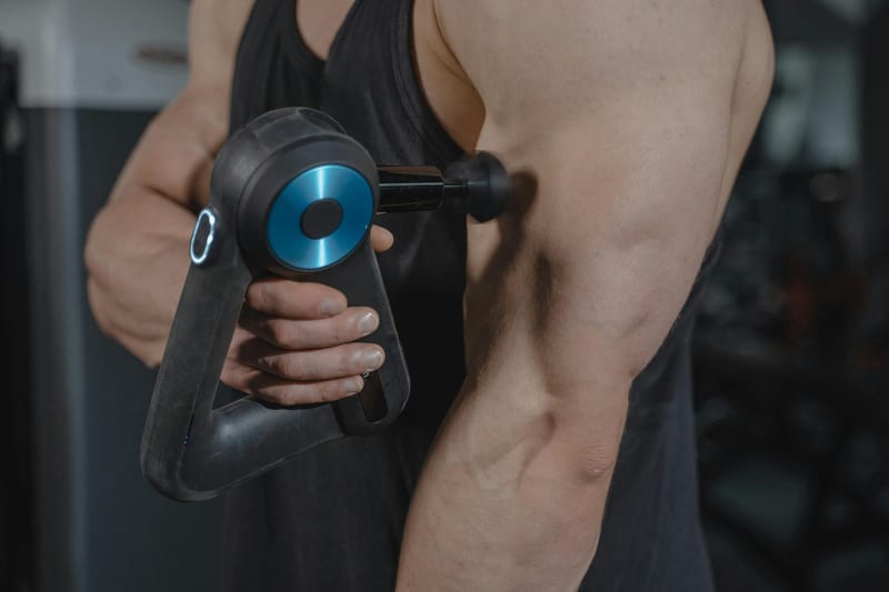 percussion massage gun eastern european person — ілюстрація до статті