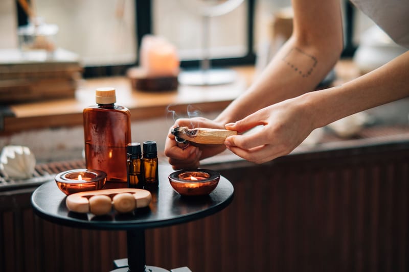 aromatherapy gift set eastern european person — ілюстрація до статті