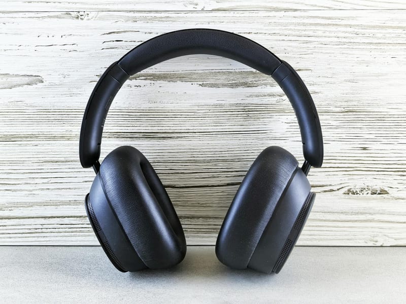 over ear headphones noise cancelling street — ілюстрація до статті