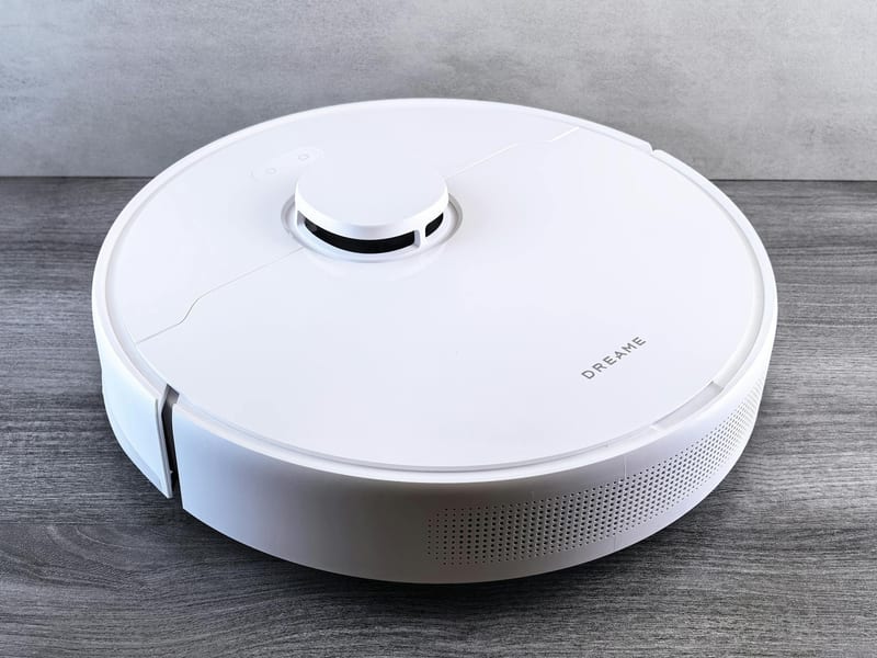 robot vacuum cleaner floor home eastern european person — ілюстрація до статті