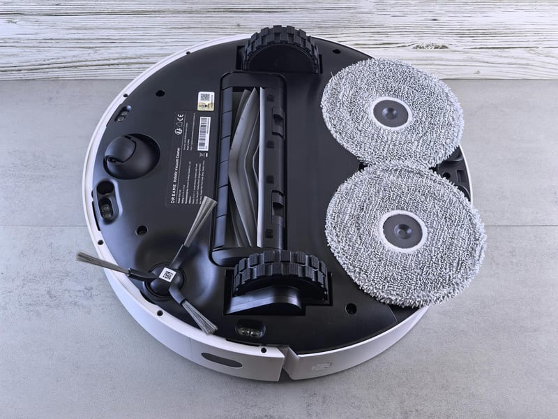 robot vacuum cleaner floor home eastern european person — приклад для огляду, фото 3