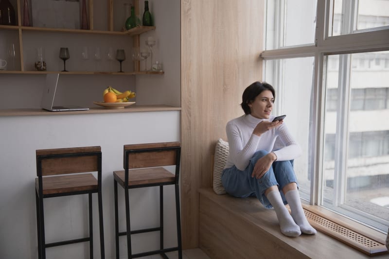 smart plug socket eastern european person — ілюстрація до статті