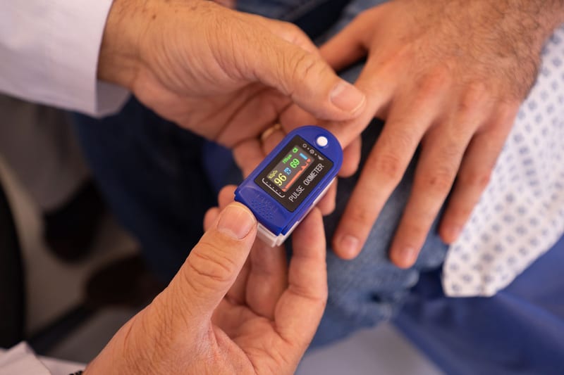 finger pulse oximeter home — ілюстрація до статті