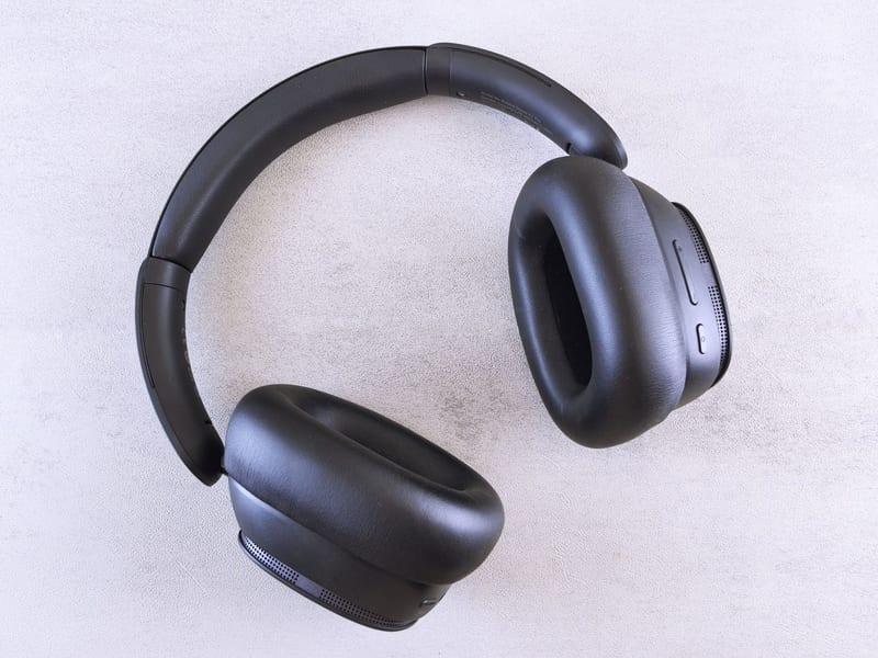 ireless Headphones Over Ear Bluetooth Earphones Active Noise Cancellation eastern european person — ілюстрація до статті
