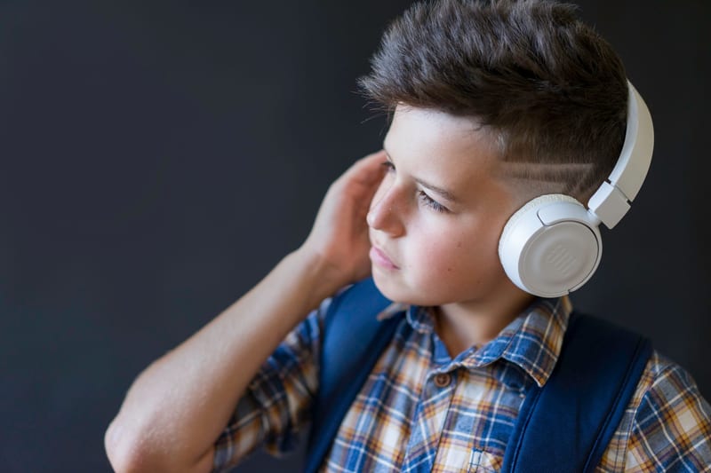 ireless Headphones Over Ear Bluetooth Earphones Active Noise Cancellation eastern european person — приклад для огляду, фото 3