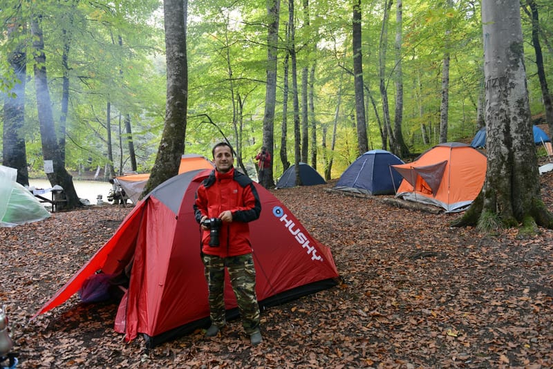 tent rain test eastern european person — ілюстрація до статті