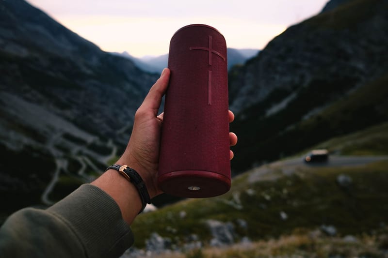 portable bluetooth speaker desk eastern european person — приклад для огляду, фото 3