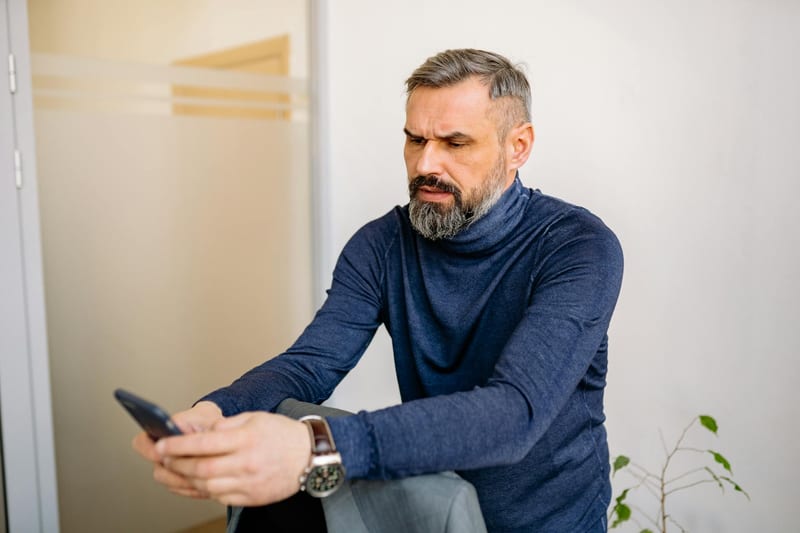 smart thermostat wall eastern european person — ілюстрація до статті