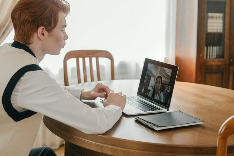 video intercom eastern european person — ілюстрація до статті