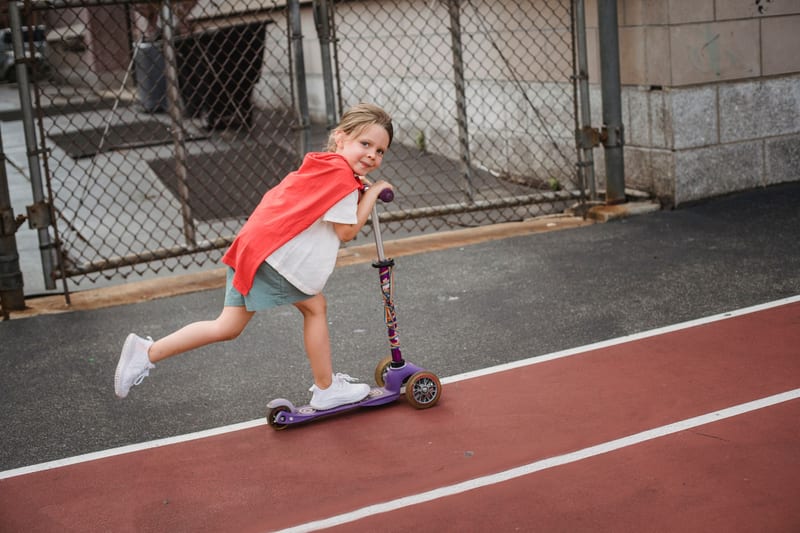 kids scooter sidewalk — ілюстрація до статті