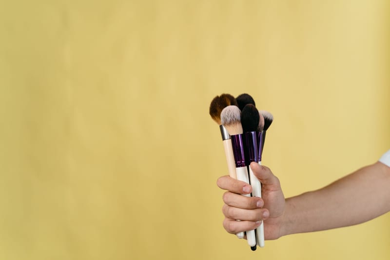 cleaning brush set eastern european person — ілюстрація до статті