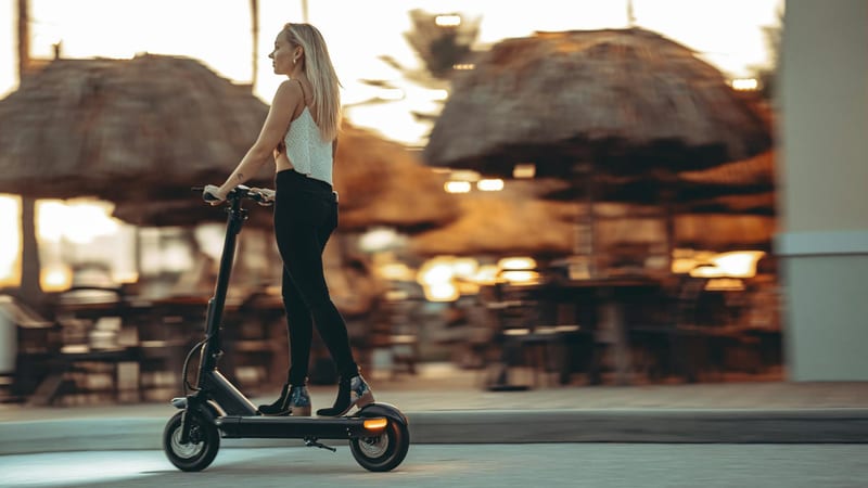 electric scooter city eastern european person — приклад для огляду, фото 3
