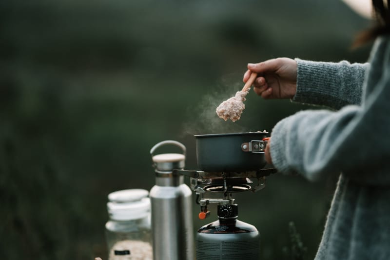 camping cookware set eastern european person — ілюстрація до статті
