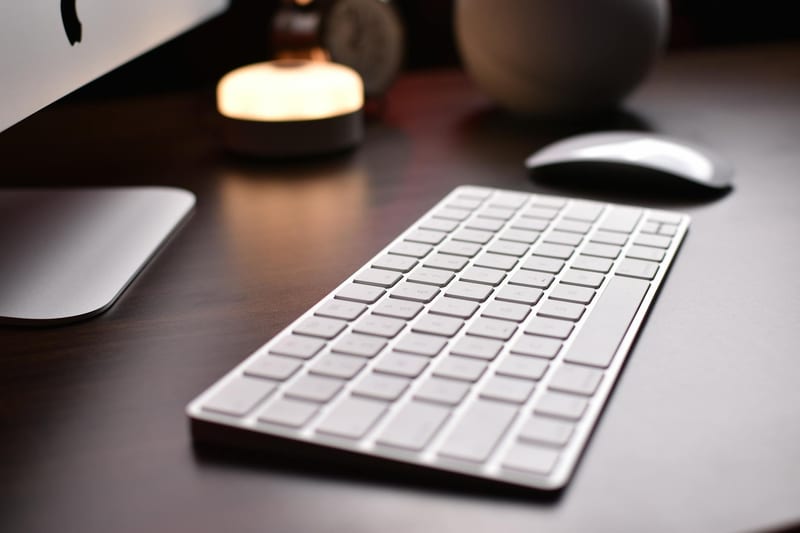wireless keyboard iPad desk — ілюстрація до статті