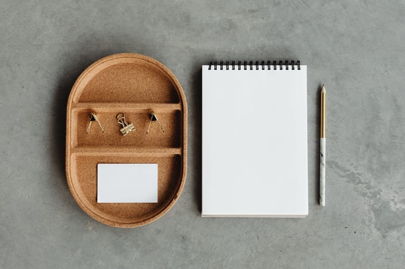 minimalist desk organizer eastern european person — ілюстрація до статті