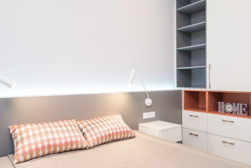 Nordic Minimalist Bedside Lamp with Charging, Night Light Speaker Table Lamp for Bedroom Ambience, Adjustable Brightness eastern european person — приклад для огляду, фото 3