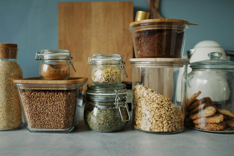 glass jars pantry — ілюстрація до статті
