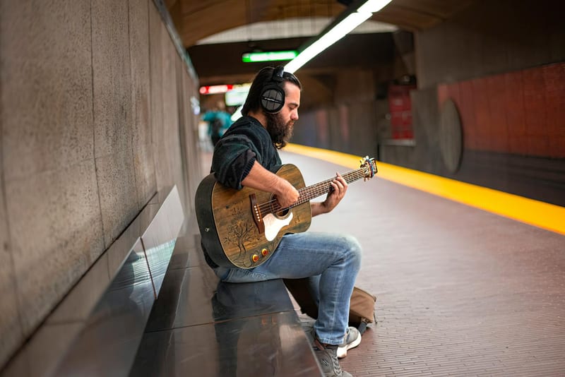 wireless headphones street commute — ілюстрація до статті